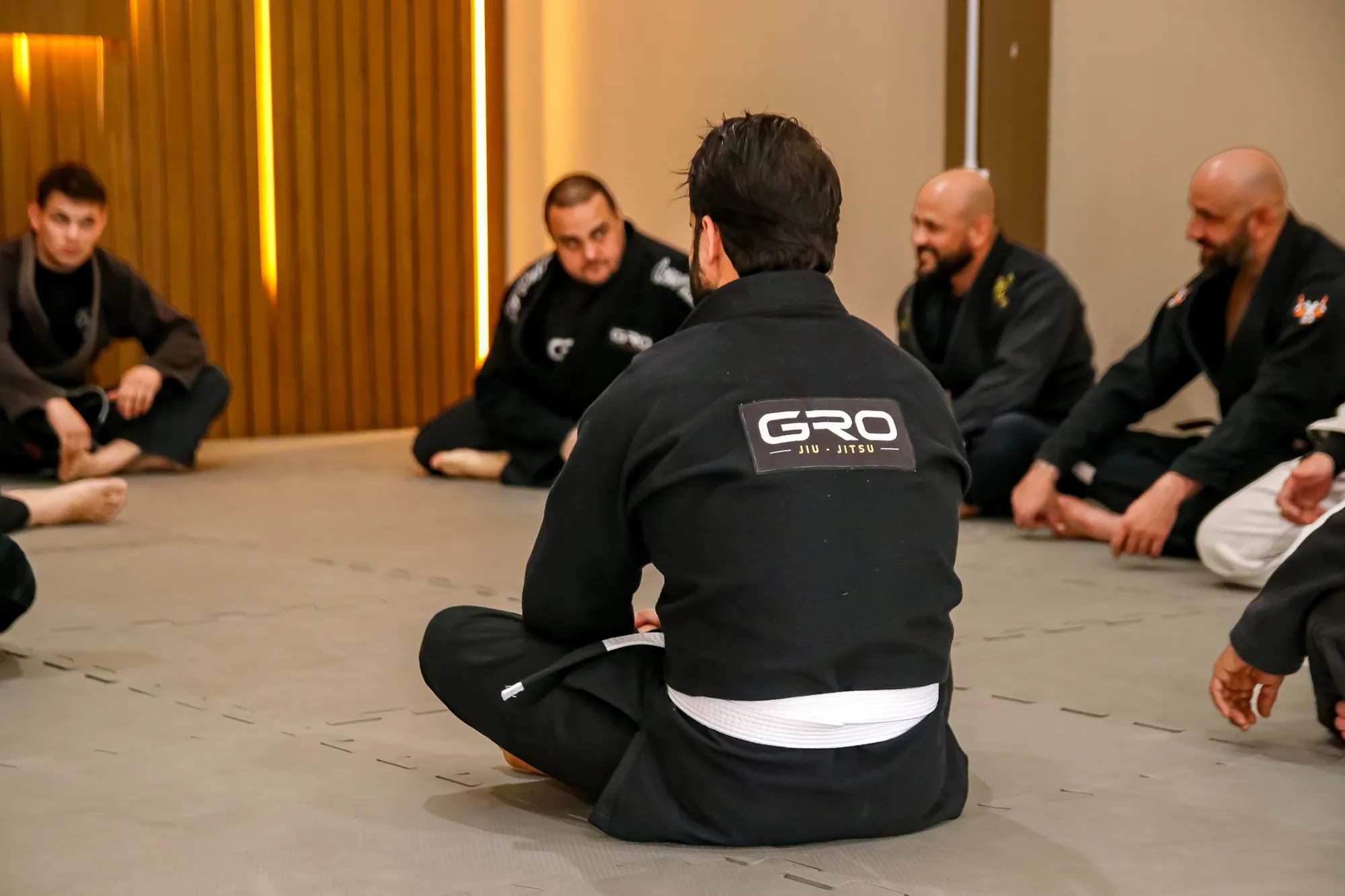 Turma adulta de Jiu-Jitsu reunida no tatame da GRO em Sapucaia do Sul