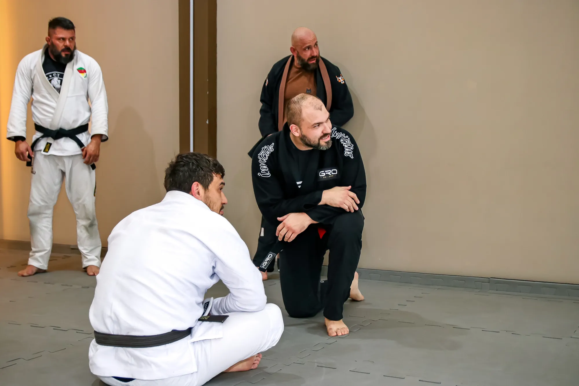 Professor Gustavo demonstrando uma técnica de Jiu-Jitsu para um aluno