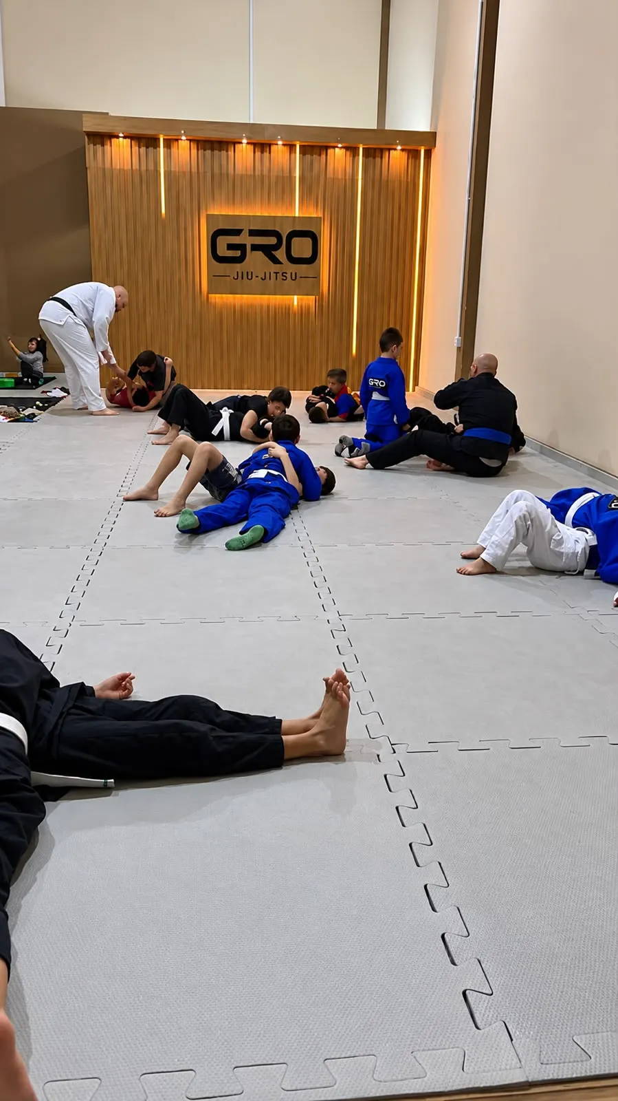 Turma de Jiu-Jitsu se alongando no tatame da GRO em Sapucaia do Sul