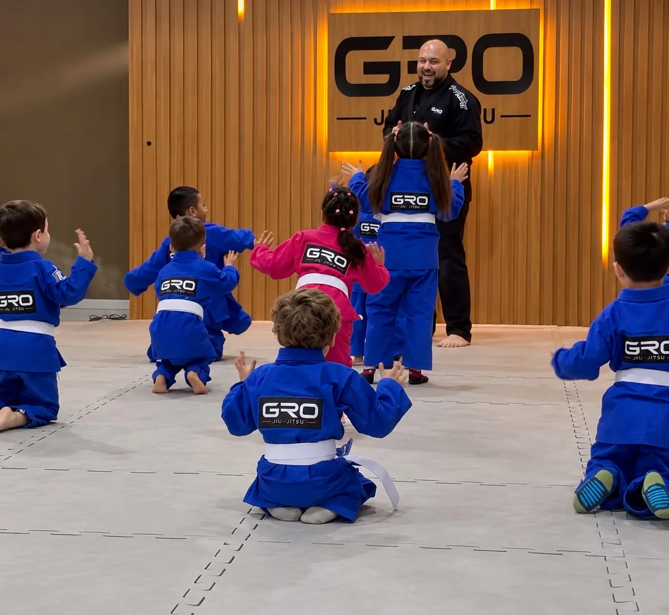 Turma kids em aula com o professor Gustavo